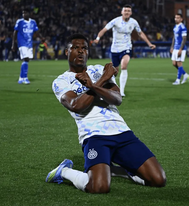 皇冠体育登录入口-科莫3-4国际米兰全场数据：射门24-7，绝对机会4-0